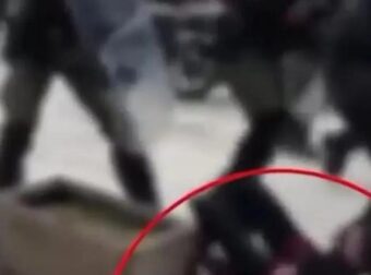 Σε διαθεσιμότητα τέθηκε ο αστυνομικός που έσπρωξε διαδηλώτρια με αποτέλεσμα να χτυπήσει το κεφάλι της σε ζαρντινιέρα