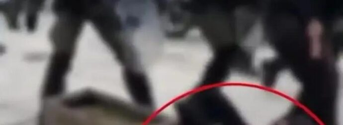 Σε διαθεσιμότητα τέθηκε ο αστυνομικός που έσπρωξε διαδηλώτρια με αποτέλεσμα να χτυπήσει το κεφάλι της σε ζαρντινιέρα