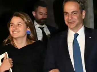Σάλος με τις φωτογραφίες της κόρης του Μητσοτάκη: Έτσι εμφανίστηκε στο δείπνο με τον Εμανουέλ Μακρόν