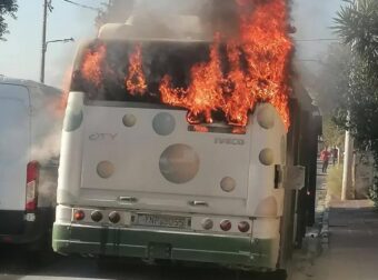 ΕΚΤΑΚΤΟ: Λαμπάδιασε λεωφορείο στη μέση του δρόμου – Συναγερμός στην Πυροσβεστική και την Τροχαία – ΔΥΣΤΥΧΩΣ
