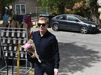 Όλοι περίμεναν να εμφανιστεί και δεν πήγε ποτέ: Ποιος δεν πήγε στο μνημόσυνο της Μαρινέλλας και έκανε έξαλλη την κόρη της
