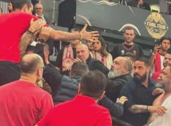 Μαρινάκης και Δημητριάδης πιάστηκαν στα χέρια πριν τον τελικό του Ολυμπιακού! Σκίστηκε η μπλούζα του προέδρου της ΠΑΕ