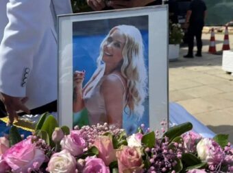 Κηδεία Μαστροκώστα: Το μοιρολόι της μάνας πάνω από το σφραγισμένο λευκό φέρετρο – “Μην βάλετε…”