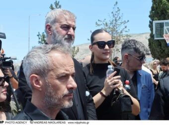 Γωγώ Μαστροκώστα: Σκιά του εαυτού του ο Δέλλας στο 3ημερο μνημόσυνο- Τι συνέβη στο νεκροταφείο Ευηνοχωρίου και λύγισαν όλοι