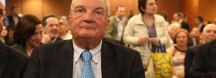 ΒΑΡΥ ΠΕΝΘΟΣ ΓΙΑ ΤΟΝ ΚΩΣΤΑ ΚΑΡΑΜΑΝΛΗ – ΜΟΛΙΣ ΜΑΘΕΥΤΗΚΕ