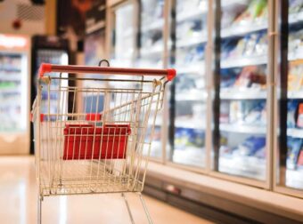 ΑΝΑΣΑ ΓΙΑ ΧΙΛΙΑΔΕΣ ΝΟΙΚΟΚΥΡΙΑ: ΤΑ ΝΕΑ VOUCHERS ΓΙΑ ΤΑ ΨΩΝΙΑ ΤΟΥ ΜΗΝΑ – ΔΕΙΤΕ ΑΝ ΤΟ ΔΙΚΑΙΟΥΣΤΕ