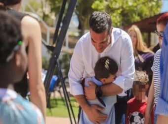 ΚΑΝΕΙΣ ΔΕΝ ΤΟ ΠΕΡΙΜΕΝΕ: Ο ΑΛΕΞΗΣ ΤΣΙΠΡΑΣ ΕΣΩΣΕ 9ΧΡΟΝΗ ΠΛΗΡΩΝΟΝΤΑΣ ΚΡΥΦΑ….