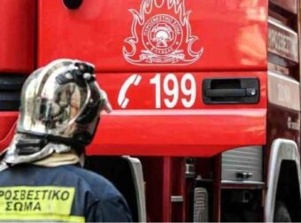 Φλόγες σε ναυπηγείο της Σαλαμίνας: 25 πυροσβέστες στη μάχη για να μην επεκταθεί η φωτιά