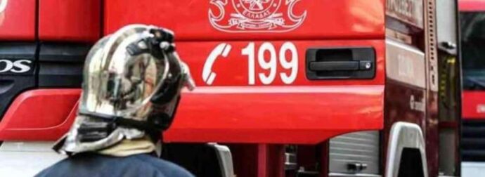 Φλόγες σε ναυπηγείο της Σαλαμίνας: 25 πυροσβέστες στη μάχη για να μην επεκταθεί η φωτιά