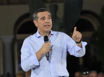 Τους αφήνει όλους: Το μοναδικό πρόσωπο που παίρνει από ΣΥΡΙΖΑ ο Αλέξης Τσίπρας
