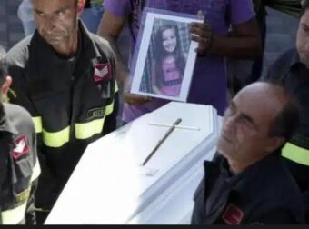 Πυροσβέστες βρήκαν το σώμα μιας 9χpονης αλλά δυστυχώς – Μόλις είδαν τι βρισκόταν από κάτω της πάγωσαν