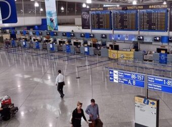 ΕΚΤΑΚΤΟ – Χάος στο «Ελ. Βενιζέλος»: Χιλιάδες ταξιδιώτες σε αναμονή, πιέζεται το σύστημα αερομεταφορών
