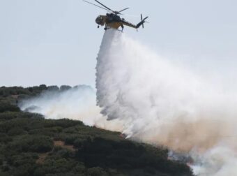Θρίλερ φωτιάς: Ενισχύονται συνεχώς οι δυνάμεις της Πυροσβεστικής – Εκτός ελέγχου οι καπνοί, εστάλη 112