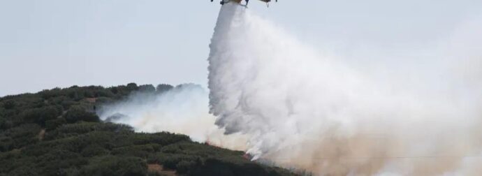 Θρίλερ φωτιάς: Ενισχύονται συνεχώς οι δυνάμεις της Πυροσβεστικής – Εκτός ελέγχου οι καπνοί, εστάλη 112