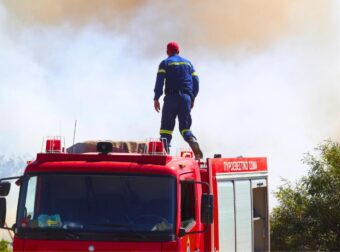 ΣΥΝΑΓΕΡΜΟΣ ΤΩΡΑ: ΦΩΤΙΑ ΣΤΗΝ ΑΤΤΙΚΗ – ΣΠΕΥΔΕΙ Η ΠΥΡΟΣΒΕΣΤΙΚΗ