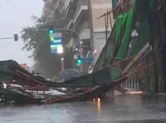 ΕΚΤΑΚΤΟ ΤΩΡΑ: ΚΑΤΕΡΡΕΥΣΕ ΣΚΑΛΩΣΙΑ ΠΟΛΥΚΑΤΟΙΚΙΑΣ ΑΠΟ ΤΗΝ ΚΑΚΟΚΑΙΡΙΑ – ΑΝΑΦΟΡΕΣ ΓΙΑ ΤΡΑΥΜΑΤΙΕΣ
