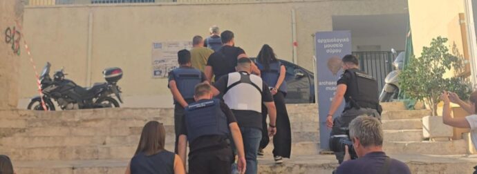 ΣΥΡΟΣ: ΤΕΡΑΣΤΙΑ ΑΝΑΤΡΟΠΗ ΣΤΟ ΦΟΝΙΚΟ ΤΗΣ 42ΧΡΟΝΗΣ ΔΙΑΣΩΣΤΡΙΑΣ – ΤΙ ΥΠΗΡΧΕ ΚΡΥΜΜΕΝΟ ΜΕΣΑ ΣΤΟ ΣΠΙΤΙ ΤΟΥ ΖΕΥΓΑΡΙΟΥ ΚΑΙ ΤΙ ΕΙΧΕ ΓΙΝΕΙ 10 ΗΜΕΡΕΣ ΠΡΙΝ
