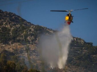 ΦΩΤΙΑ ΤΩΡΑ ΣΤΗΝ ΚΡΗΤΗ: ΔΕΝ ΣΤΑΜΑΤΑΕΙ ΝΑ ΧΤΥΠΑ ΤΟ 112, ΣΗΚΩΘΗΚΑΝ ΕΛΙΚΟΠΤΕΡΑ