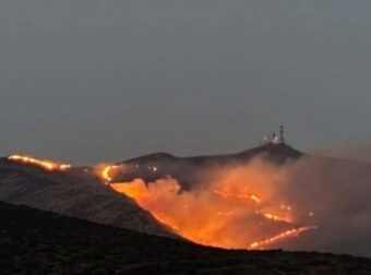 Φωτιά στην Πάρο: Μάχη με τις φλόγες και τις αναζωπυρώσεις – Ενισχύθηκαν οι δυνάμεις πυρόσβεσης