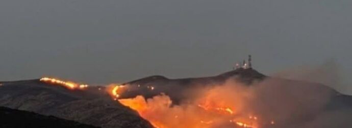 Φωτιά στην Πάρο: Μάχη με τις φλόγες και τις αναζωπυρώσεις – Ενισχύθηκαν οι δυνάμεις πυρόσβεσης