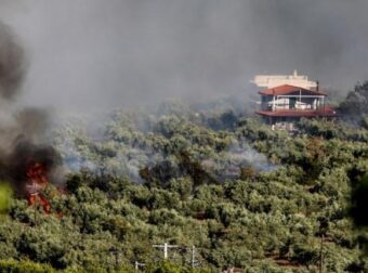 Δραματική η κατάσταση στο Πόρτο Γερμενό: “Η φωτιά έφτασε μέχρι το λιμάνι, πέρασε μέσα από το χωριό -Έχουν καεί σπίτια και ζώα”
