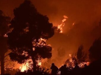Φωτιά στο Πόρτο Γερμενό τώρα: Δύο ενεργά μέτωπα απειλούν Αγία Παρασκευή και Μύτικα – Κρίσιμες οι επόμενες ώρες λόγω θυελλωδών ανέμων