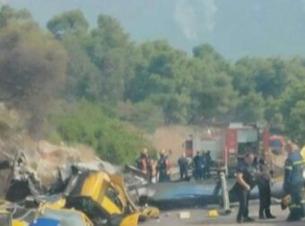 ΕΙΚΟΝΑ ΣΟΚ ΑΠΟ ΤΑ ΣΥΝΤΡΙΜΜΙΑ ΤΟΥ ΕΛΙΚΟΠΤΕΡΟΥ ΣΤΗ ΨΑΘΑ – ΣΤΟ ΝΟΣΟΚΟΜΕΙΟ ΧΩΡΙΣ ΤΙΣ ΑΙΣΘΗΣΕΙΣ ΤΟΥΣ ΤΑ ΔΥΟ ΑΤΟΜΑ ΤΟΥ ΠΛΗΡΩΜΑΤΟΣ