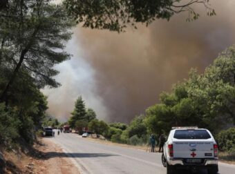 ΕΚΤΑΚΤΟ – ΚΛΕΙΣΤΗ Η ΕΘΝΙΚΗ ΟΔΟΣ – ΜΠΗΚΑΝ ΟΙ ΦΛΟΓΕΣ ΣΤΑ ΣΠΙΤΙΑ – ΕΚΚΕΝΩΝΟΝΤΑΙ ΠΑΝΩ ΑΠΟ 6 ΠΕΡΙΟΧΕΣ