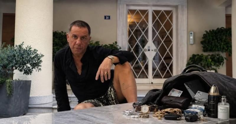 Τι περιείχε η τσάντα του Μαζωνάκη πριν καταρρεύσει: Χρυσά κοσμήματα, καρτέλες και μια πανάκριβη…
